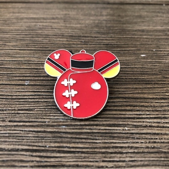 Disney Official Trading Pin: Hidden Mickey: Mickey Head: Cast Member Costume - Picture 1 of 2